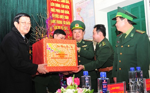 President Sang congratulates border soldiers, civilians in Lao Cai happy Tet - ảnh 3